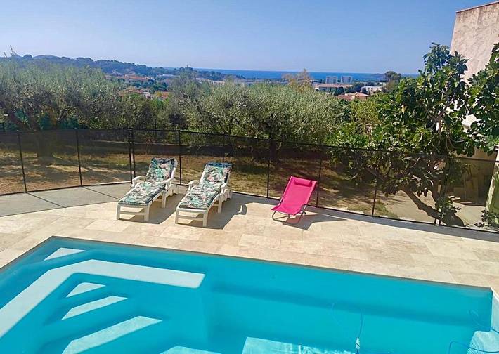 Maison de vacances pour 5 personnes, avec terrasse et piscine ainsi que vue et jardin