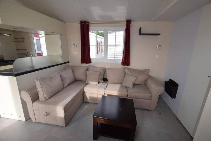 Location de vacances pour 4 personnes, avec jardin et bassin pour enfant ainsi que vue et piscine à Salles-Curan - 3