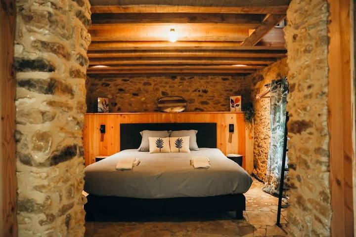 Location de vacances pour 2 personnes, avec vue ainsi que terrasse et jardin, animaux acceptés à Journiac - 2