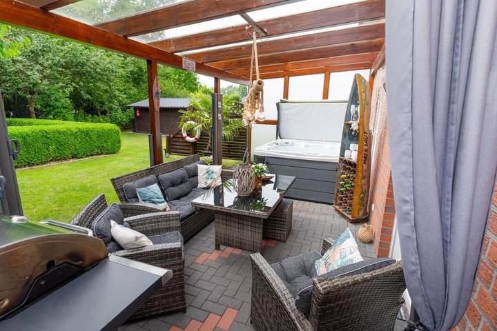 Ferienhaus für 8 Personen, mit Whirlpool und Terrasse sowie Garten und Pool in Hodenhagen