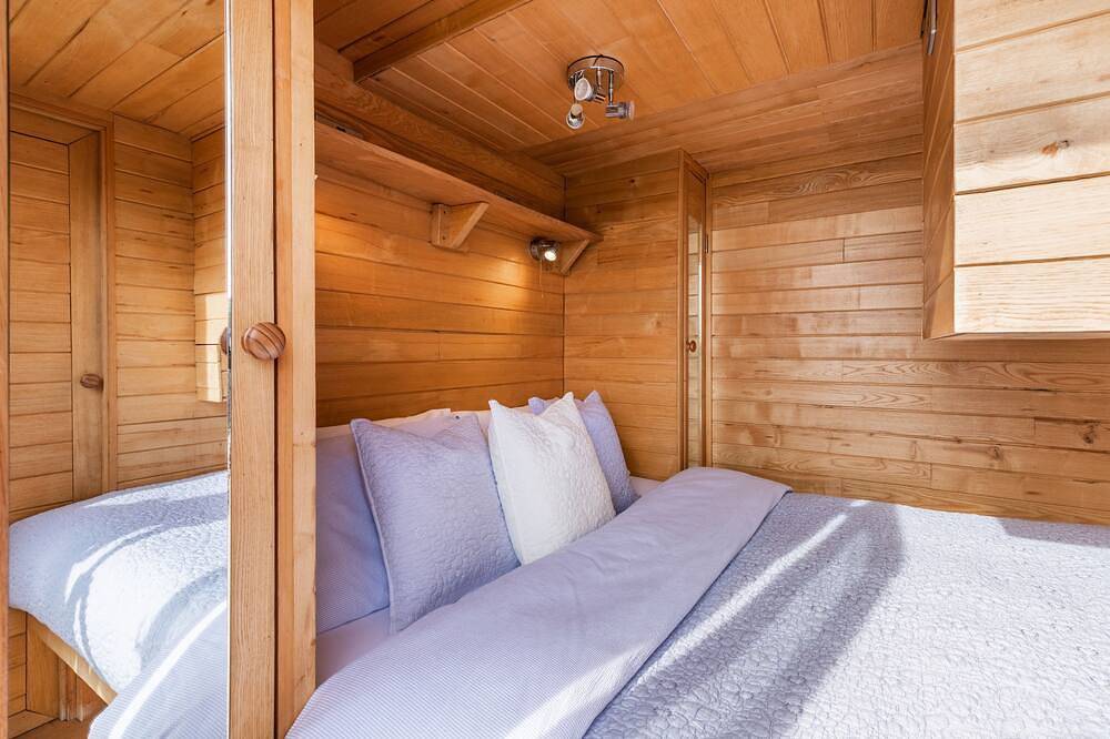 Tinywood One, dog friendly with hot tub in Warwick in Long Itchington, Warwickshire