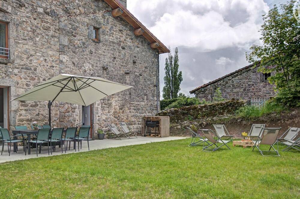 Maison de campagne rénovée, idéale pour 10 pers, cadre naturel et confort moderne in Gumières, Parc Naturel Régional Livradois-Forez