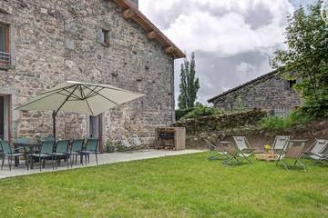 Gîte pour 10 personnes, avec jardin dans Gumières