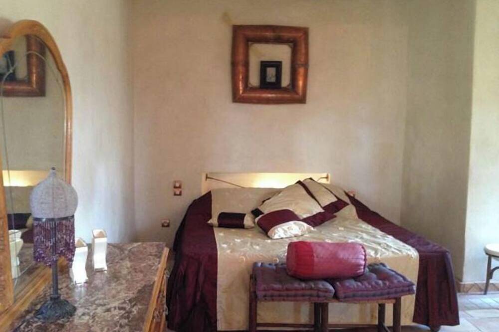 Abstrus gite for 2 people in the heart of the vineyards pets allowed -16 kg in Violès, Vaucluse