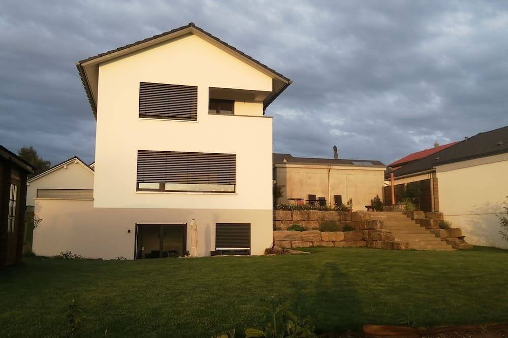 Ganze Wohnung, Modern eingerichtete Ferienwohnung im Allgäu in Argenbühl, Württembergisches Allgäu