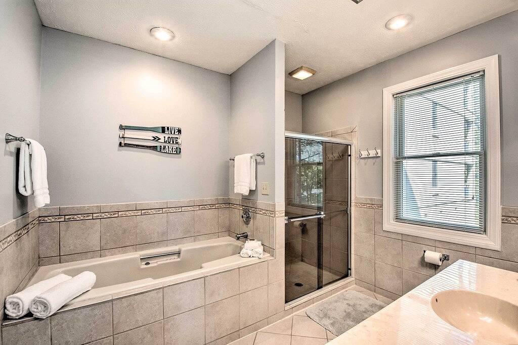 Ganze Wohnung, Neu! Lake Keowee Condo w / Ansichten + Pools + Marina! in Lake Keowee