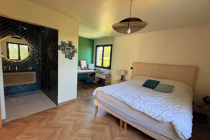 Contemporary villa with a pool and panoramic views in Tavel, Nimes und Umgebung