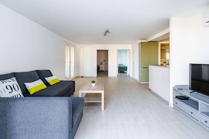 Entire holiday apartment, Lower villa refurbished, air conditioning and terrace with sea view in Saint-Mandrier-sur-Mer, Mediterranean Coast (France)