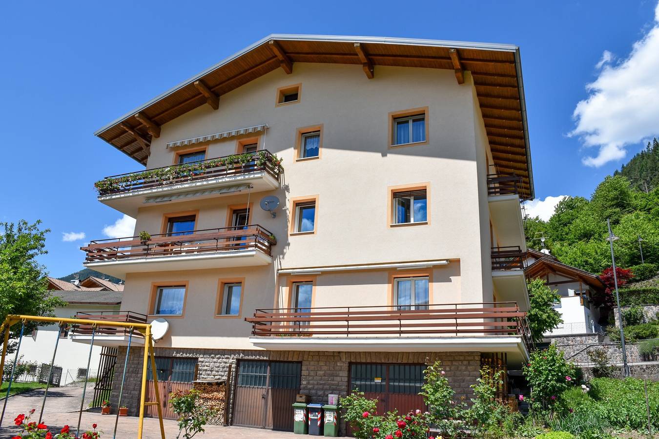 Entire apartment, Child-friendly Holiday Apartment "Cornon" with Mountain View, Sun Terrace & Wi-Fi in Tesero, Fleimstaler Alpen