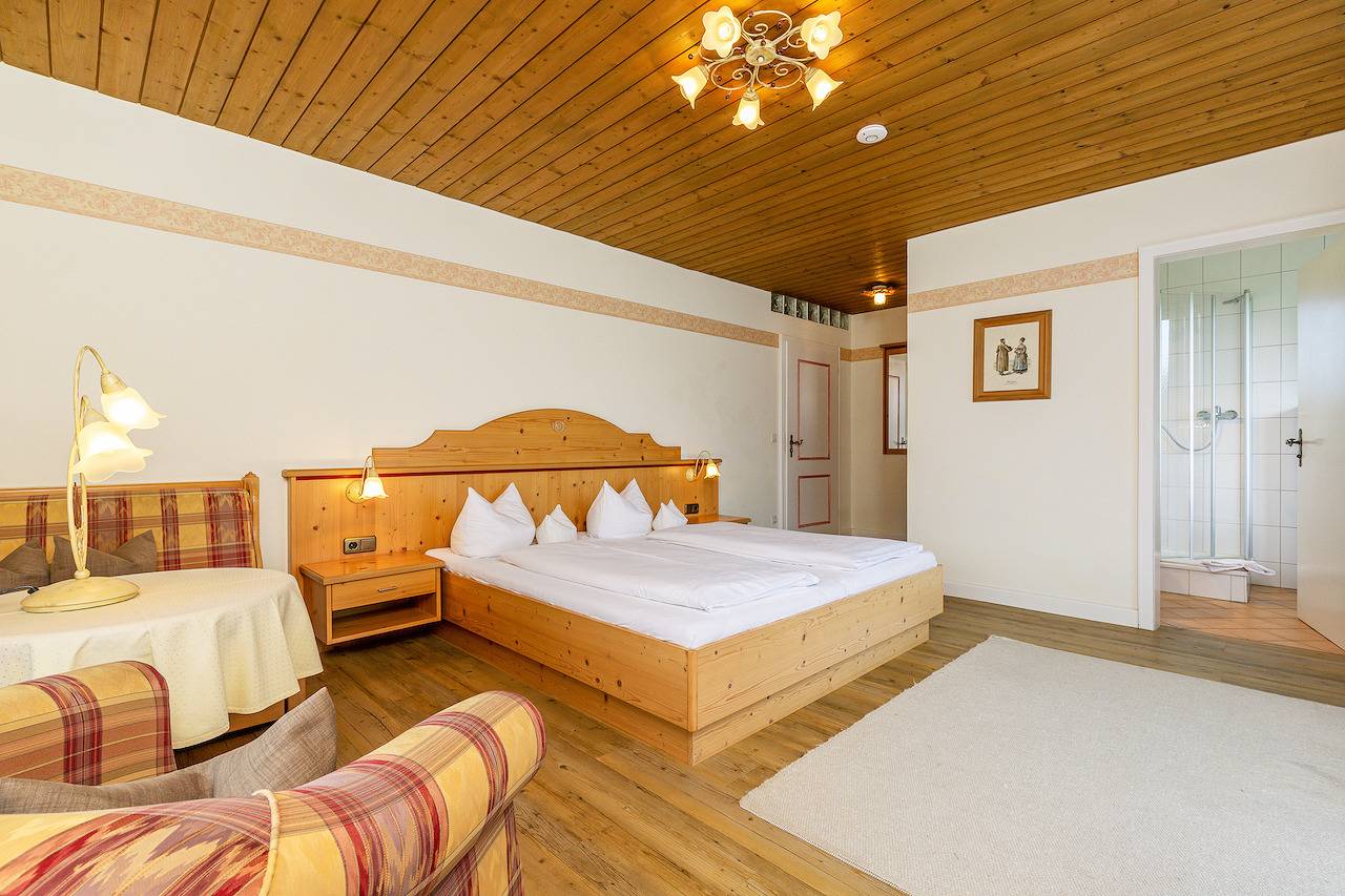Gästehaus Menkenbauer inkl. Chiemgaukarte - König Ludwig Ii Einzelzimmer klein Nr. 27, Dusche, Wc, Balkon, Tv, Wlan in Ruhpolding, Bayerische Alpen