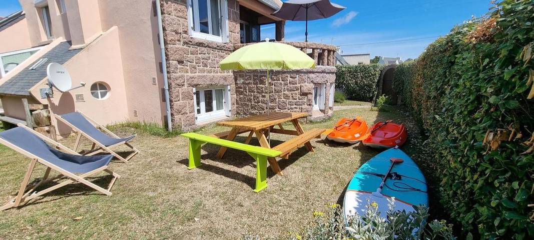Location de vacances pour 9 personnes, avec vue ainsi que terrasse et jardin, animaux acceptés dans Plage De La Greve Des Cures Tregastel