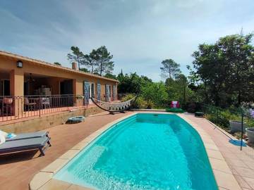 Cottage pour 8 personnes, avec vue ainsi que terrasse et piscine à Forcalqueiret