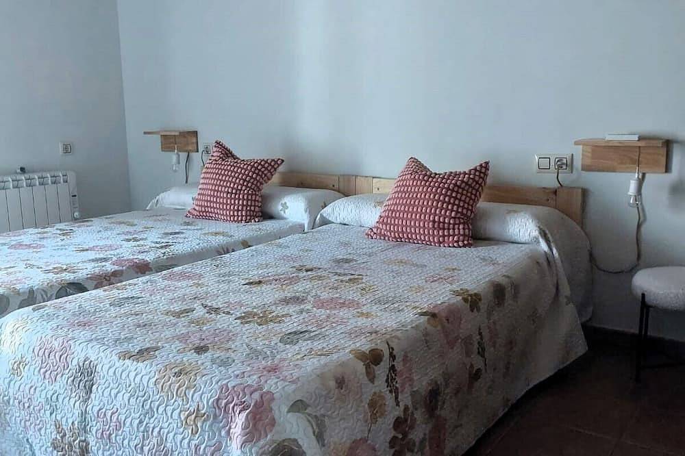 🏡 Charming cottage with fireplace & patio – natural pool just 500m away! 🐶🐱💗 in Pinofranqueado, Cáceres Region