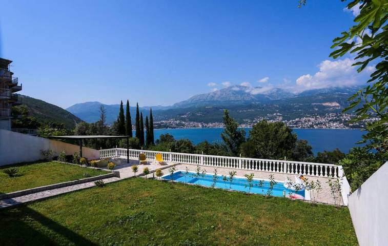 Ferienwohnung für 4 Personen, mit Ausblick und Garten sowie Pool - 1
