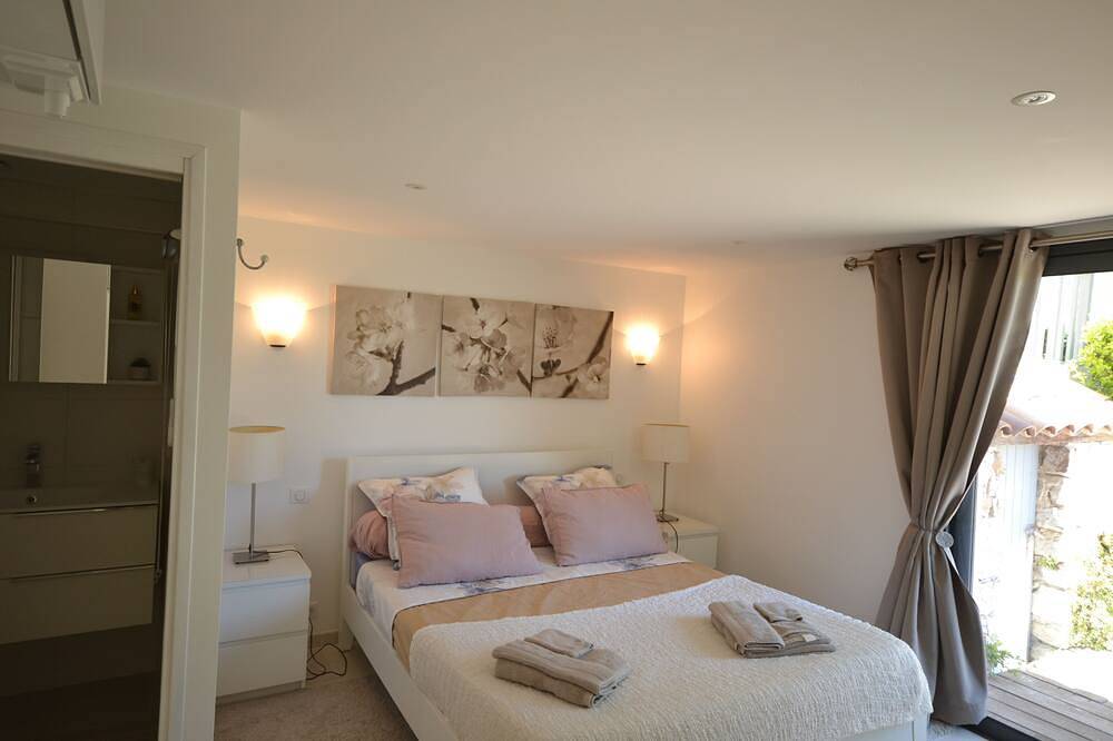 Tres belle villa avec sa piscine à débordement et jacuzzi vue mer in Cagnes-sur-Mer, Région de Cannes