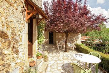 Gîte pour 6 personnes, avec jardin et terrasse à Chasteaux
