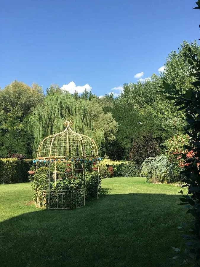 Alojamiento y desayuno para 2 personas, con vistas además de terraza y jardín - 1
