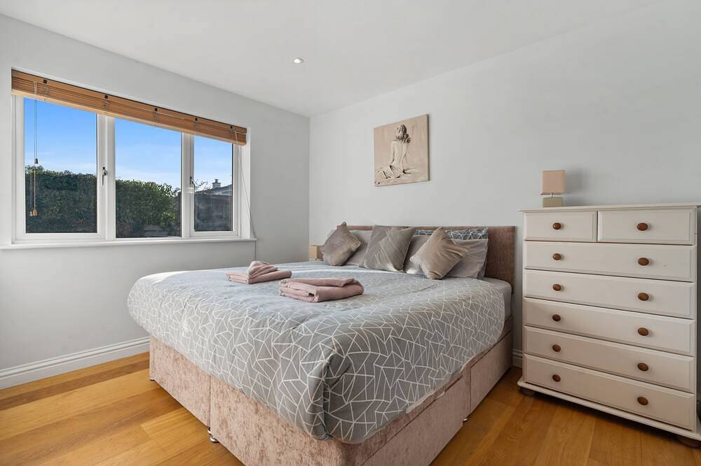 Single level Holiday Home within yards of the Camel Estuary, parking and garden in Padstow, Cornwall