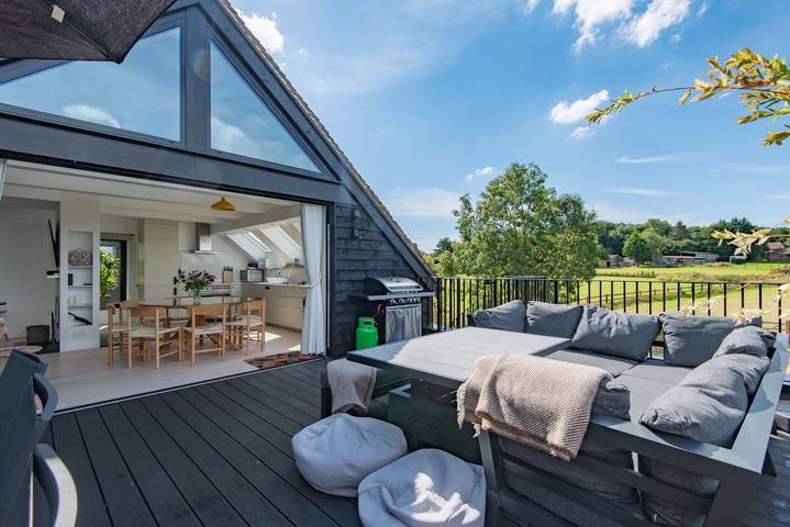 Cottage for 8 people, with Balcony and Terrace as well as Garden and View in Kent