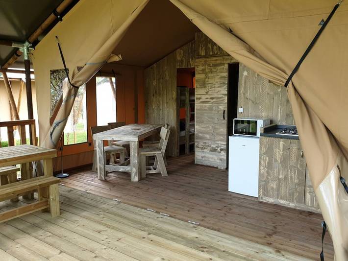 Camping pour 4 personnes, avec piscine dans Région de Besse-et-Saint-Anastaise - 2