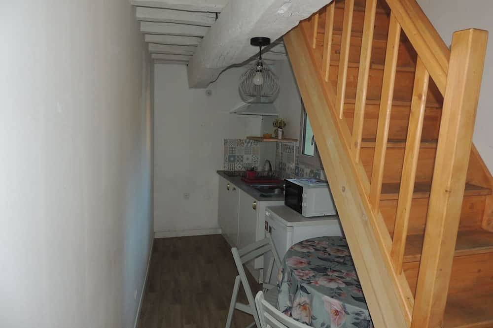 Entire apartment, Studio in Rustrel Fully equipped, self-contained living room. in Rustrel, Parc naturel régional du Luberon