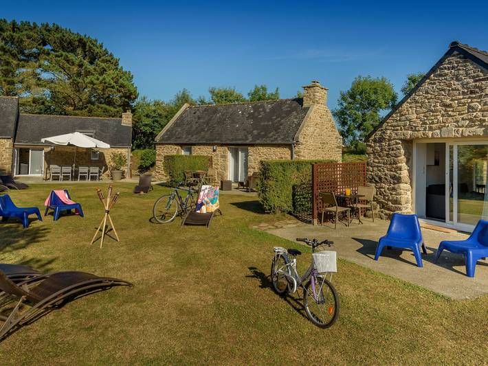 Ferienhaus für 12 Personen, mit Terrasse und Garten sowie Pool in Plouguin
