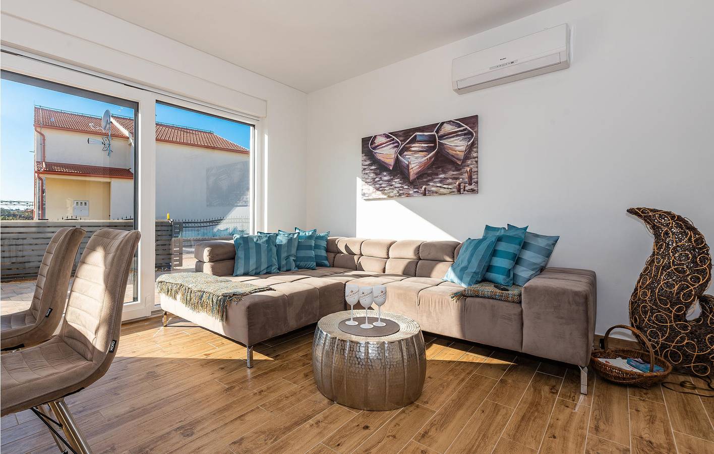 Charmante 2-Zimmer-Wohnung mit Pool, Terrasse und WLAN in Strandnähe in Srima, Šibenik-Knin