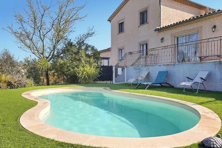 Maison de vacances pour 4 personnes, avec Terrasse ainsi que Jardin et Piscine à Barjac