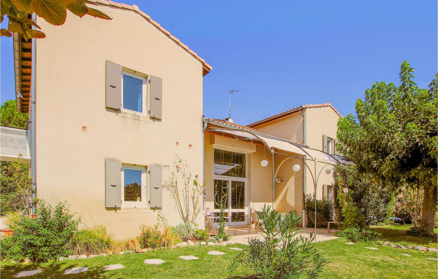 Appartement La Laupie : piscine, jardin, parking et WiFi in Sauzet, Région de nyons