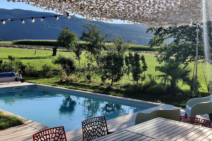 Location de vacances pour 8 personnes, avec jardin dans La Biolle