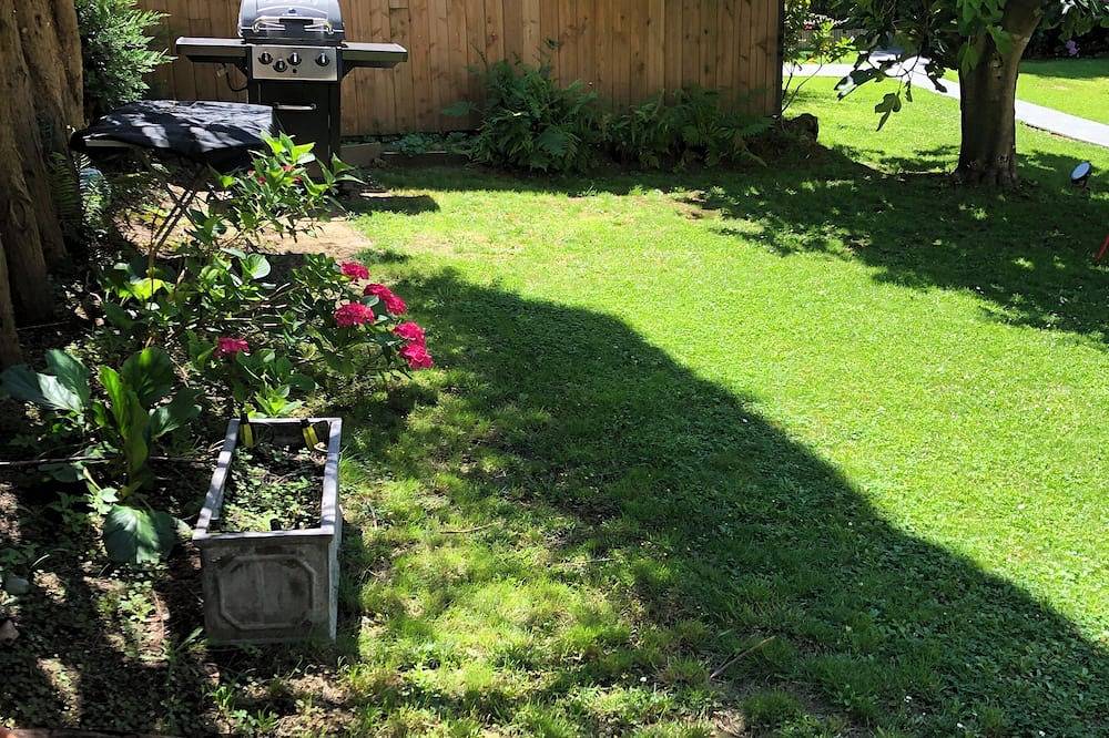 Apartamento entero, Independent studio + garden. 5 min walk to Jardy, 15 min to La Défense by train. in Vaucresson, Altos del Sena