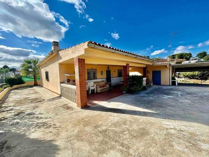 Location de vacances pour 8 personnes, avec Terrasse et Jardin ainsi que Piscine et Vue à Monserrat