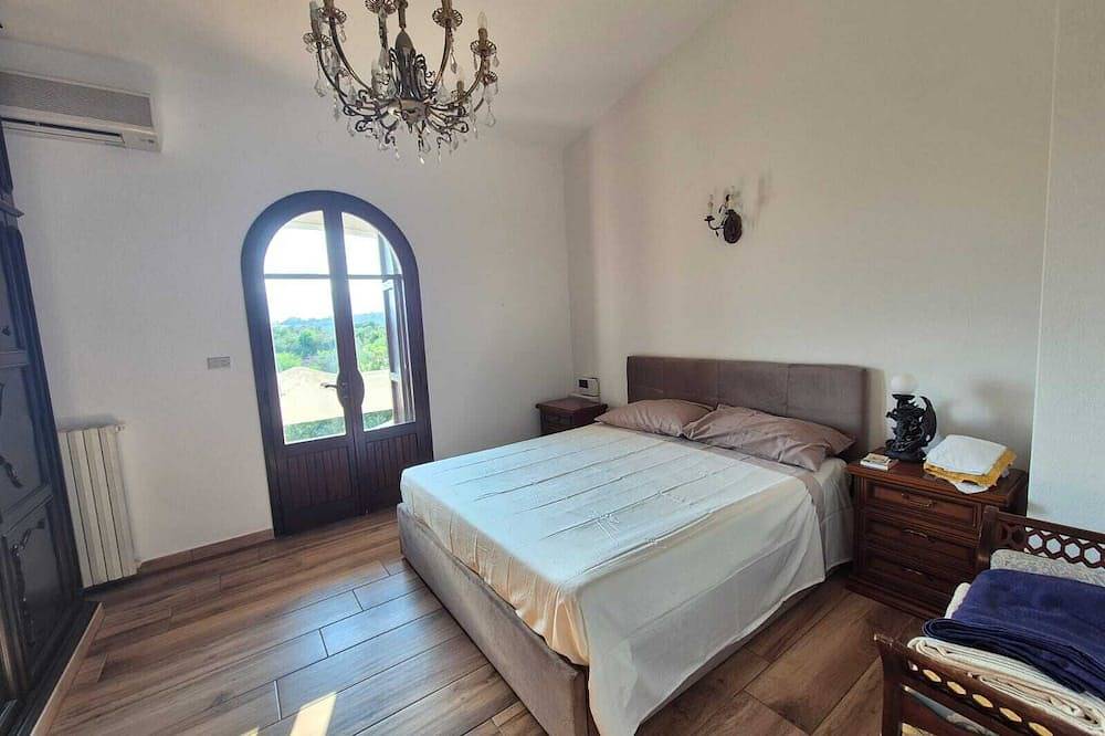 Villa bifamiliare con giardino con tre camere da letto a 300 Mt dalla spiaggia in Porto Columbu, Sarroch