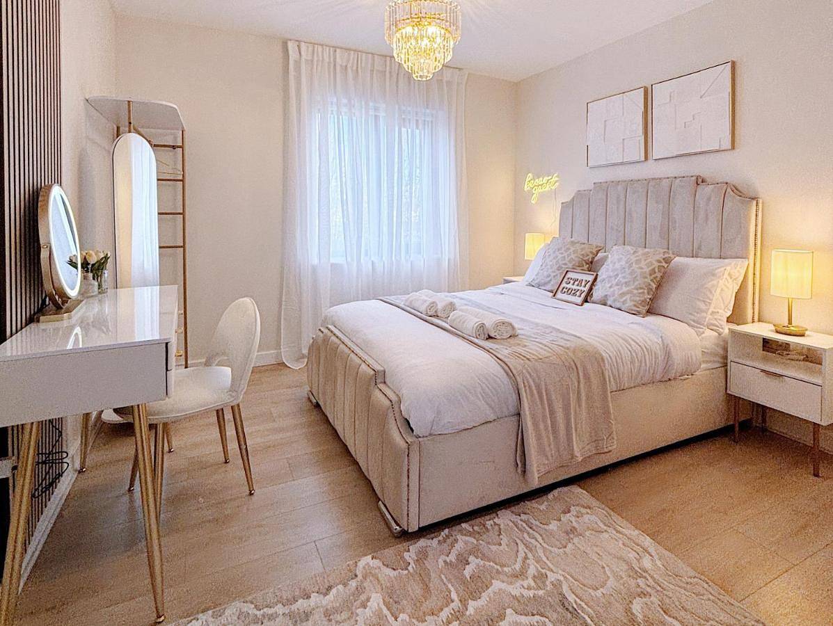 Entire apartment, Luxury 2 bedroom Leeds City Apartment with Free parking & Jacuzzi bath in Leeds, West Yorkshire