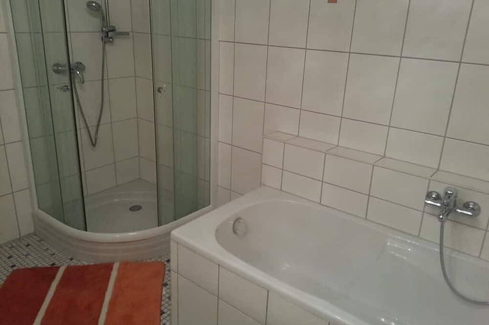 Ganze Wohnung, Geräumige 100qm Ferienwohnung mit Terrasse für 5 Personen in Bad Kötzting, Ostbayern