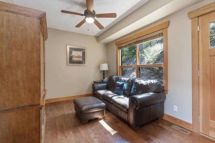 Vacation rental for 8 people, with sauna and hot tub as well as garden in Shuswap Lake