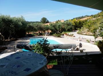 Gîte pour 2 personnes, avec terrasse ainsi que piscine et jardin à Le Luc