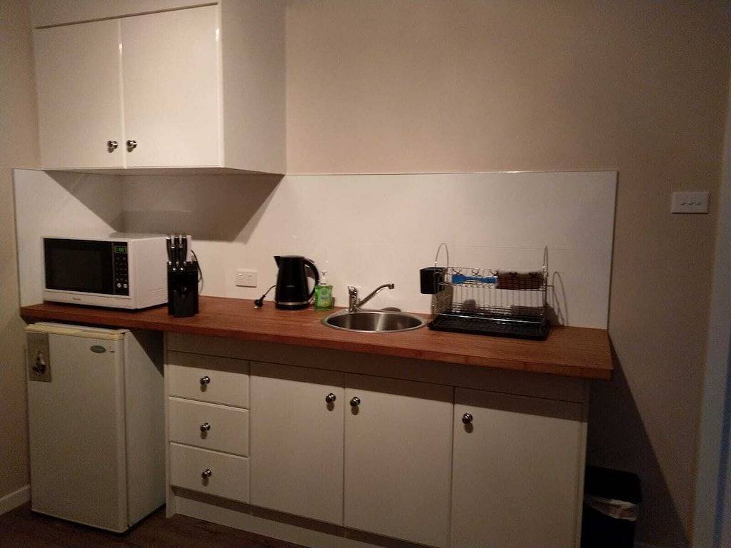 Ganze Wohnung, Great for couples + walk to cellar doors in Cessnock, Hunter Valley