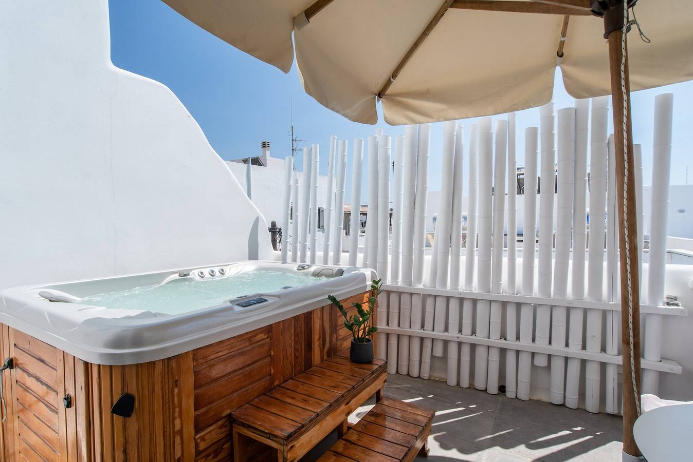 Entire apartment, Apartment 'Narcissus Luxury Suites - Theseus' with Private Terrace, Wi-Fi and Air Conditioning in Naxos City, Cyclades