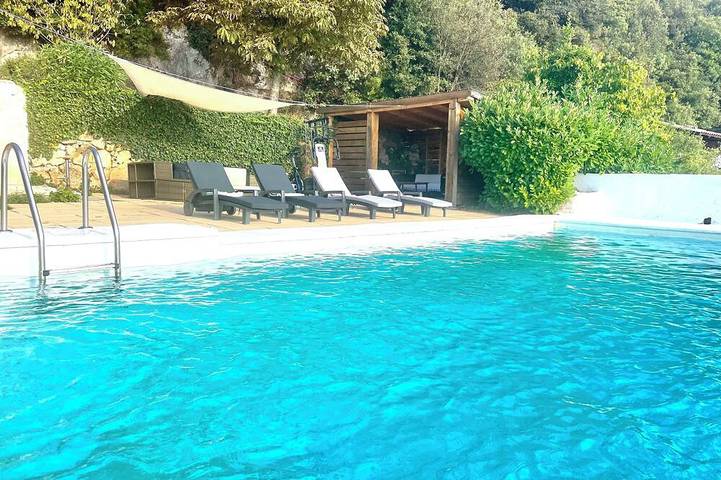 Villa pour 5 personnes, avec Jacuzzi et Terrasse ainsi que Jardin et Piscine