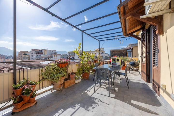 Appartamento intero, Penthouse Palermo con vista mare, terrazza privata e Wi-Fi in Palermo, Provincia di Palermo