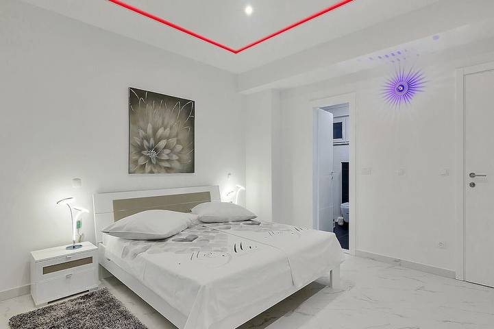 Ganze Wohnung, Penthouse mit schönerTerrasse,und Meerblick, WiFi,Grill, Hund willkommen in Makarska, Makarska Riviera