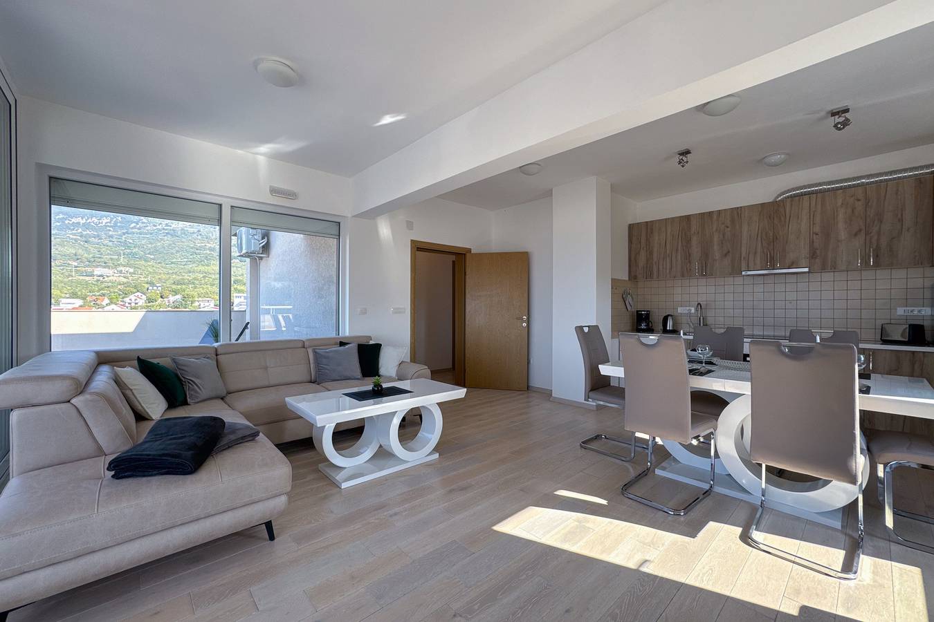 Hel ferieleilighet, Penthouse Sunce in Dobra Voda, Montenegro