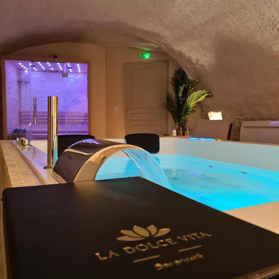 Queen Room with Spa Bath in Dole, Jura
