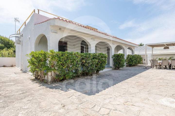 Villa per 10 persone, con giardino e terrazza nonché panorama a Torre Lapillo