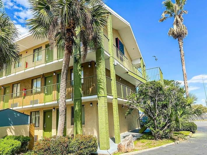 Entire apartment, King Bed Accessible|Oyo Hotel Mobile in Mobile (AL), Mobile Bay