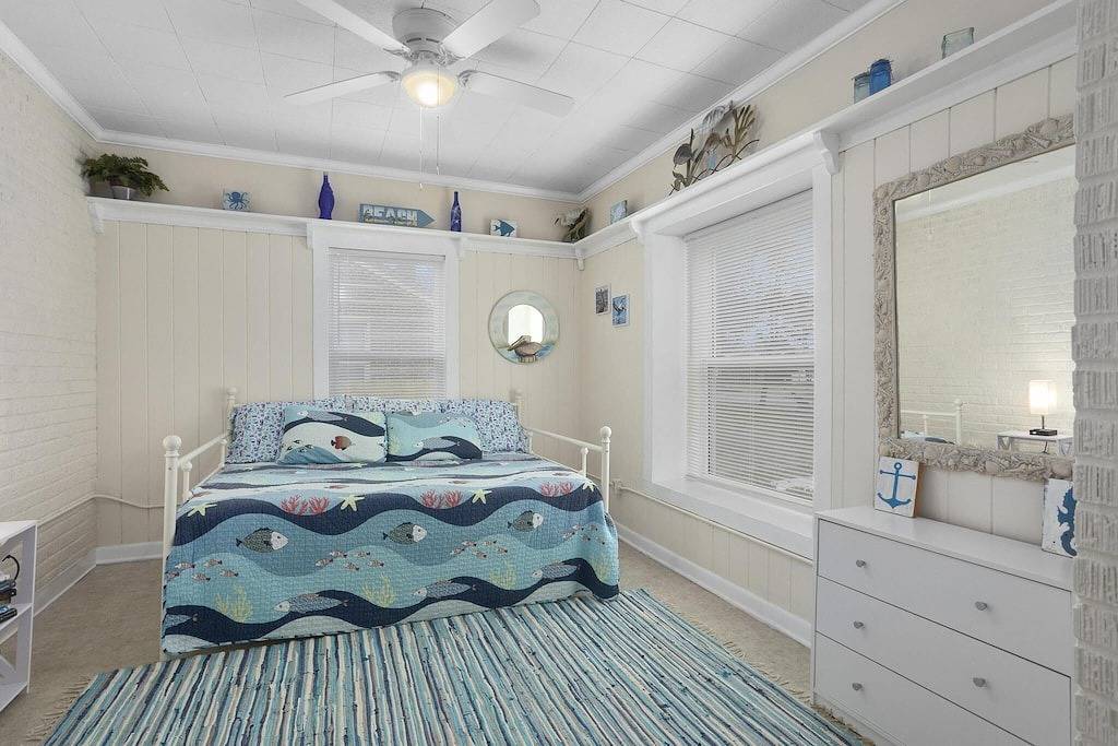 Dolphina House-East Hill! 9 Miles from Pensacola Beach! Dog Friendly! in Pensacola, Emerald Coast