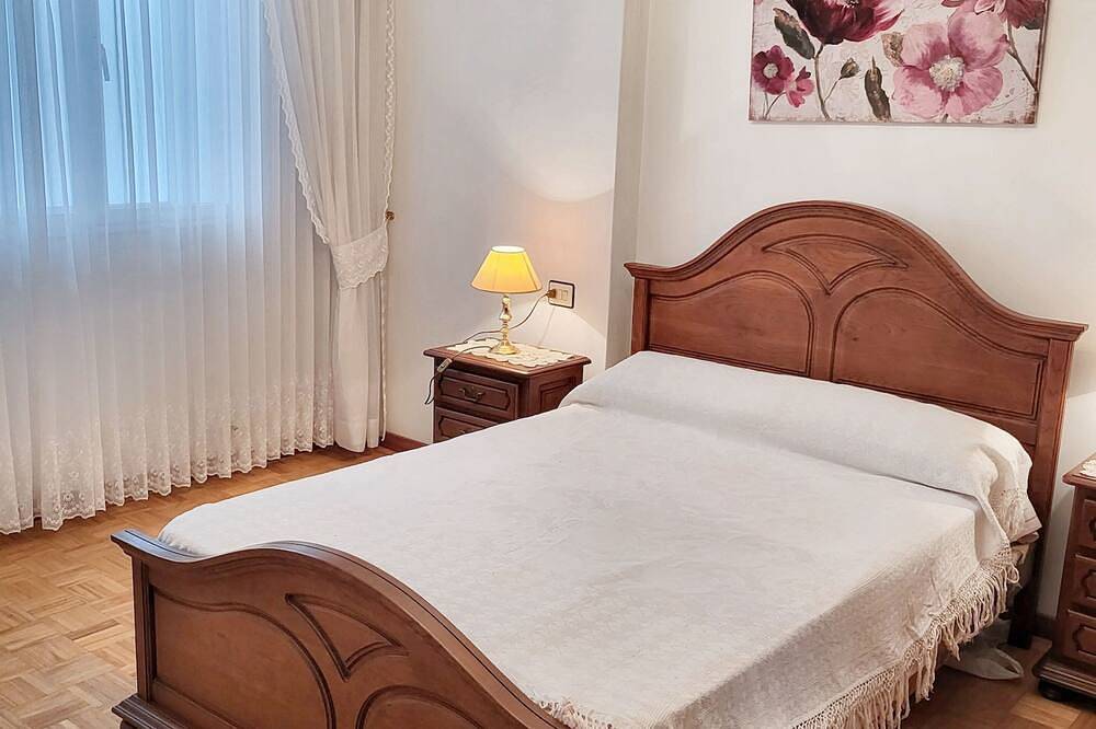 Entire apartment, Homerez - Comfortable apartment in Vivero with balcony in Viveiro, Galician Coast