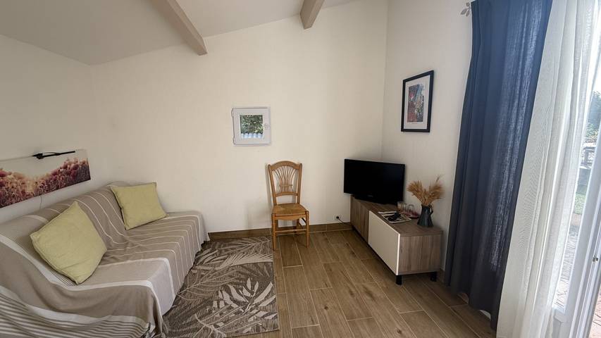 Location de vacances pour 2 personnes, avec jacuzzi et jardin à Nans-les-Pins
