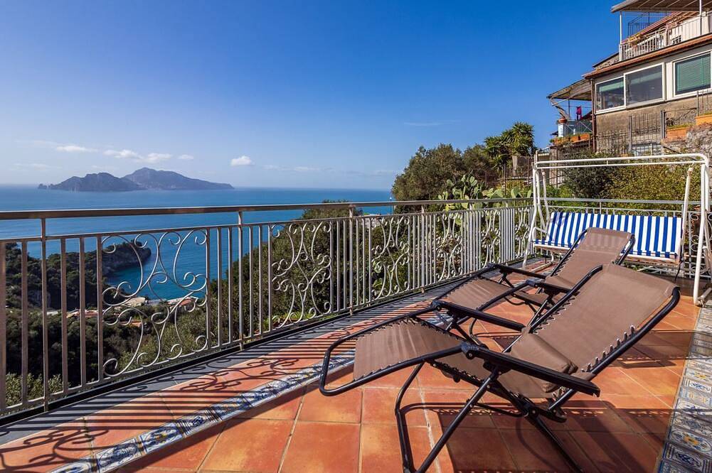 De Vivo Realty - Villa Lotos, eine Oase der Ruhe mit Blick auf Capri in Annunziata, Massa Lubrense